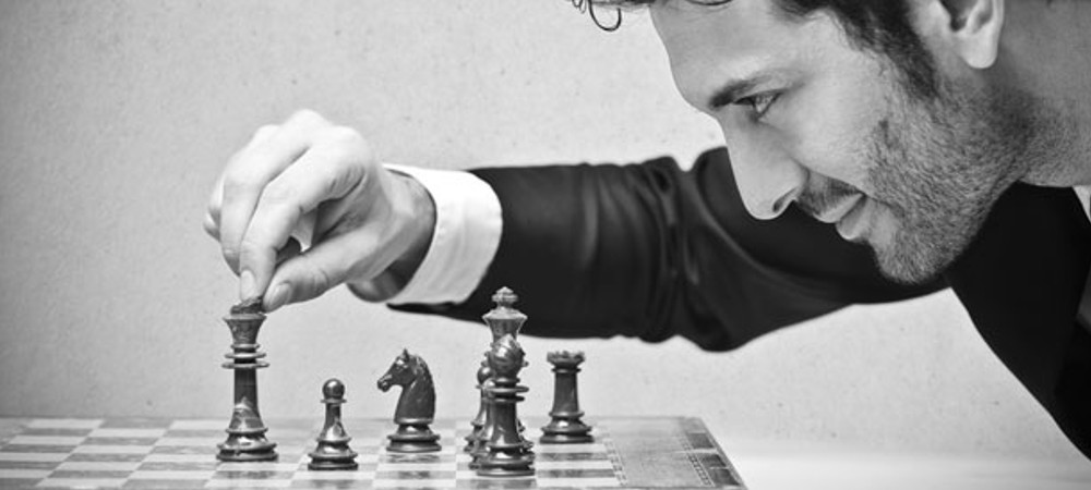 homem jogar xadrez mostra uma forte vontade de planejar e lutar no