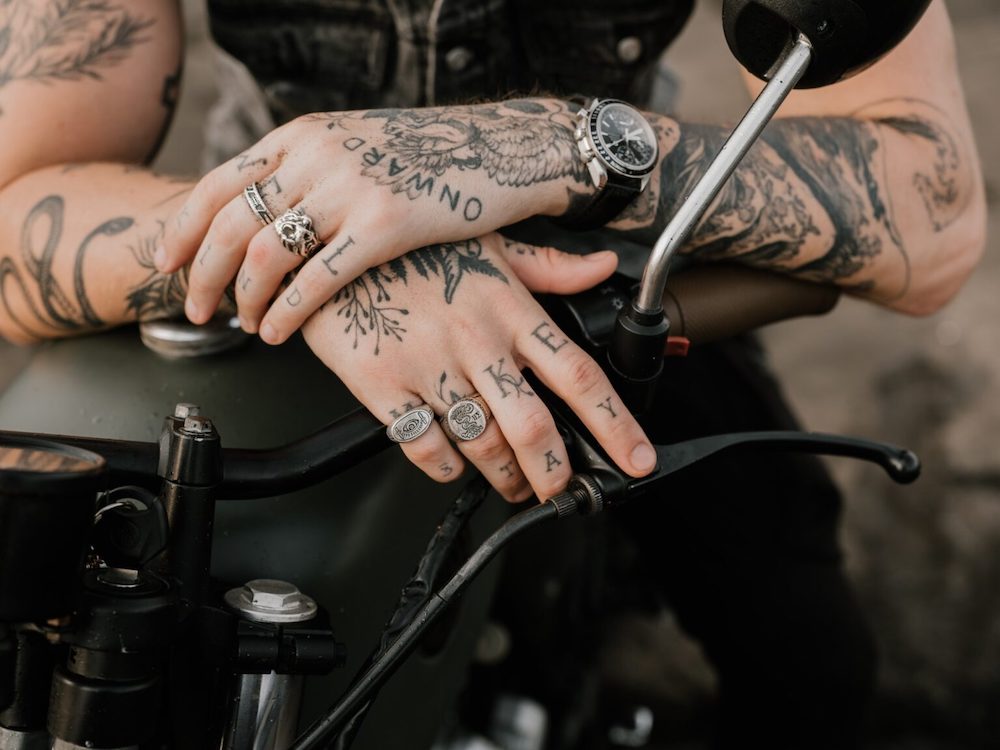 tatuagem na mão feminina frases