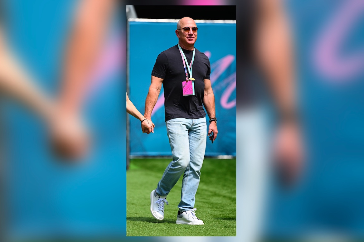 Jeff Bezos é visto de jeans e camiseta preta no GP de Miami